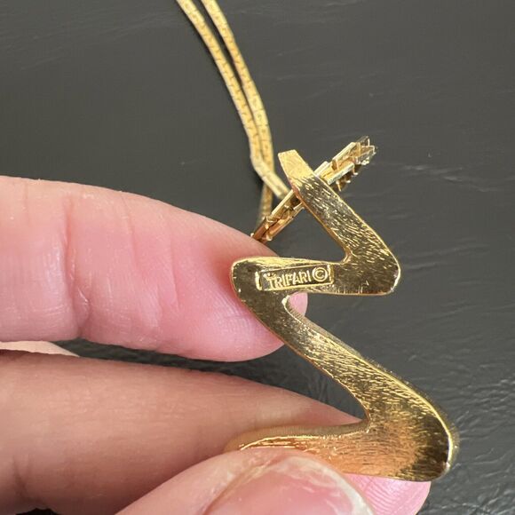 Trifari Scribble Pendant Link Necklace Gold Tone - Picture 2 of 6